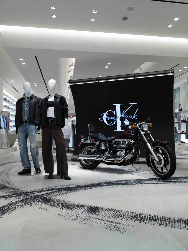 Calvin Klein東京原宿旗艦店登變身賽車主題的沉浸式感官空間。品牌提供