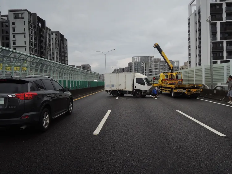 拖吊車將側翻的小貨車轉正。民眾提供