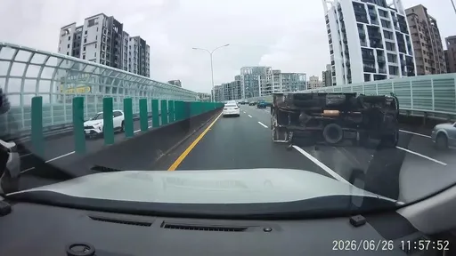 台中74線快速道貨車側翻　疑驚覺跟車太近急打方向盤失控