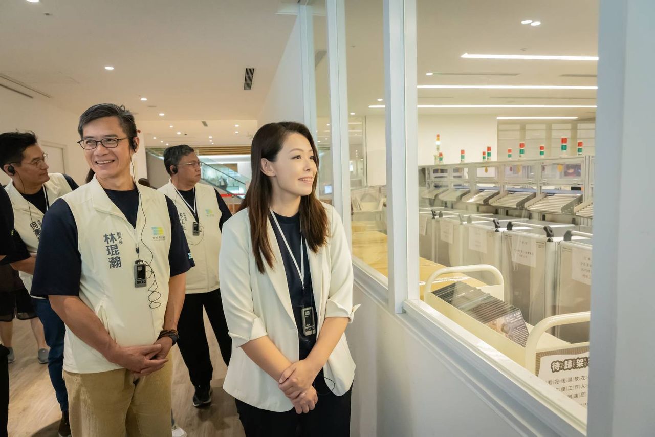 跨縣市施政交流! 高虹安率隊參訪桃園市圖書總館與智慧交通控制中心