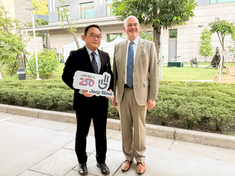 AIT 美國在台協會處長谷立言(右)，與寶嘉聯合執行董事吳睿弘合照。業者提供