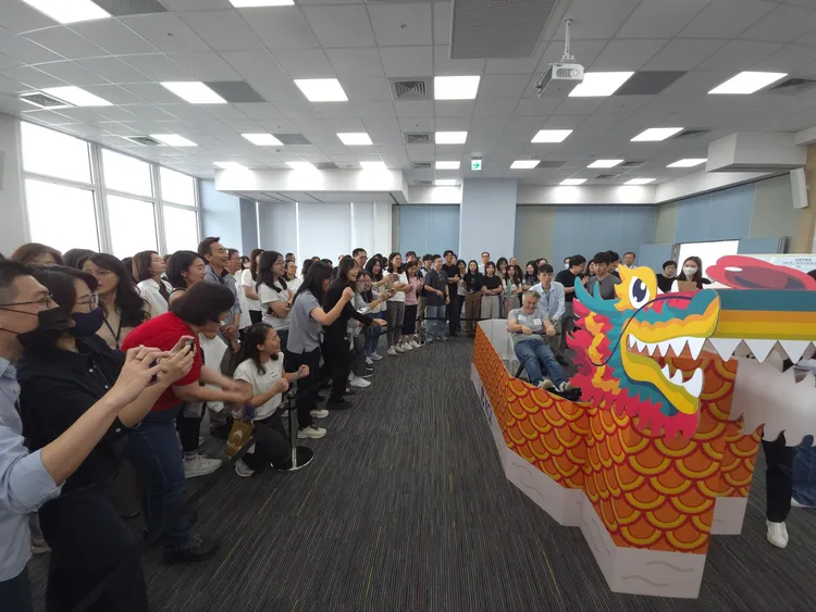 端午節前夕，凱基金控總部大樓進行一場賽事，來自凱基金控與中華開發資本的同仁，在創意獨具的「陸上龍舟」上揮汗拚搏好成績。凱基金控提供