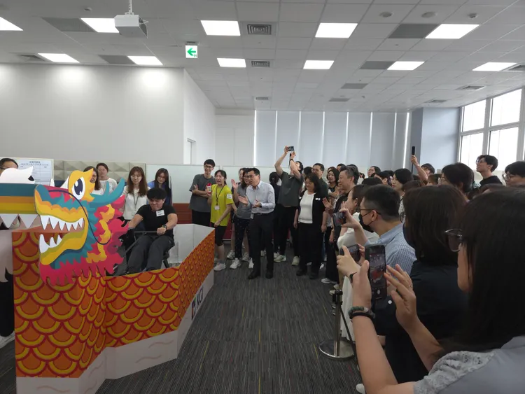 端午節前夕，凱基金控總部大樓進行一場賽事，來自凱基金控與中華開發資本的同仁，在創意獨具的「陸上龍舟」上揮汗拚搏好成績。凱基金控提供