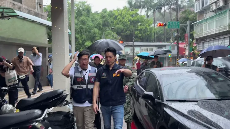 蔣萬安主持北市府水災工作會報後前往現場視察災後復原狀況、慰問居民。北市府提供