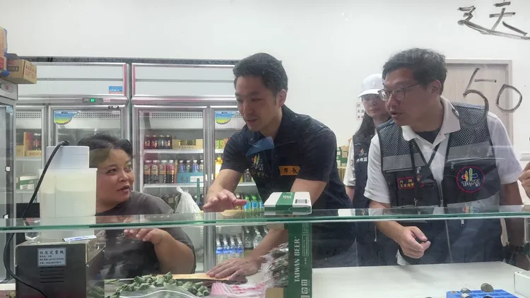 蔣萬安慰問遇到豪雨災情而淹水的店家。北市府提供
