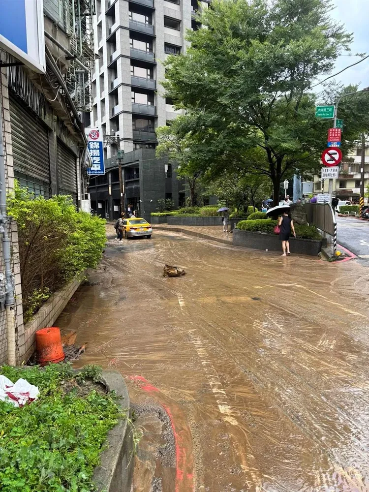 議員直指，過去10年不曾淹水之地，如今卻淹了將近大腿高，代表整個水利治理破功了。翻攝自李建昌臉書