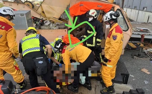 絕命終結站！吊車翻倒忙「壓車」　吊鉤一甩猛砸工人傷重不治