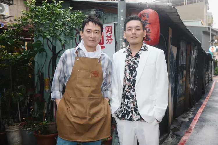 春風邀王識賢（左）合唱新歌《有你有我》。混血兒娛樂提供
