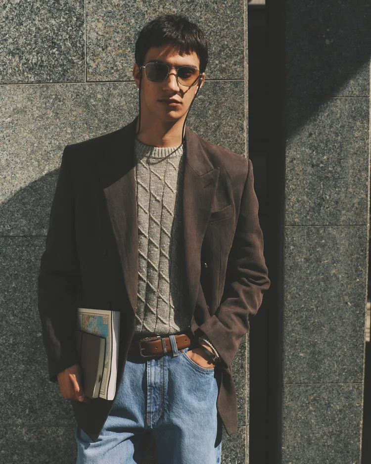 TOD’S 2027春夏男裝系列中的麂皮西裝外套帶來經典義式風格。品牌提供