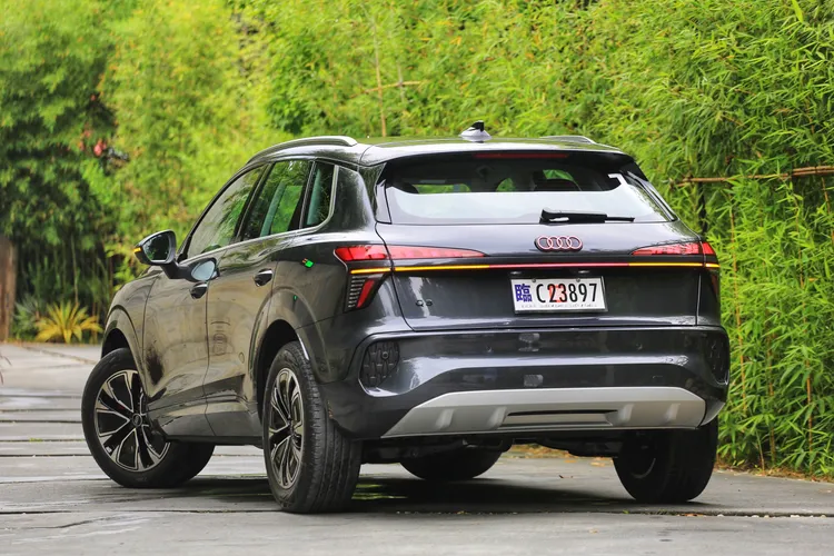 新Q3車長首度突破4.5米，搭配更高的肩線與俐落鈑件折線，營造出接近中型休旅的視覺份量感。林浩昇攝