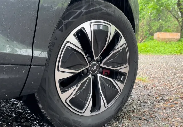 試駕車標配18吋鋁圈與235/55 R18配胎設定，選配進階科技套件後，並同步升級為紅色煞車卡鉗。林浩昇攝