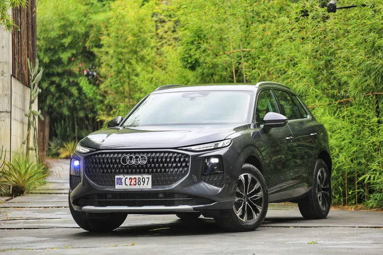 新世代Q3車頭換上更具立體感的Singleframe八角形水箱護罩，搭配全新分離式燈組設計，視覺氣勢明顯提升，試駕車並採advanced外觀套件設定，以霧銀飾板點綴前保桿，展現較偏豪華取向的都會風格。林浩昇攝