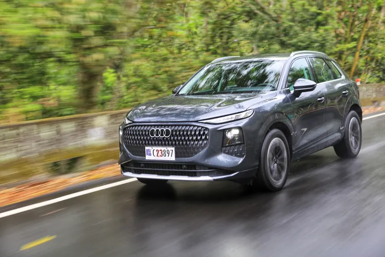 Q3 SUV TFSI 110kW搭載的輕油電動力，起步時具備輔助推進效果，動力輸出以線性、順暢為主，日常行駛輕鬆好掌握。林浩昇攝