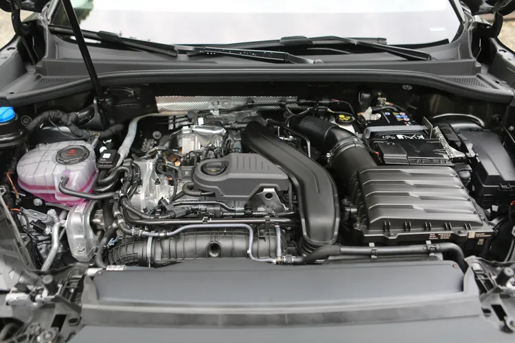 Q3 TFSI 110kW搭載1.5升渦輪增壓引擎與48V輕油電系統，可輸出150匹馬力與25.4公斤米扭力。林浩昇攝