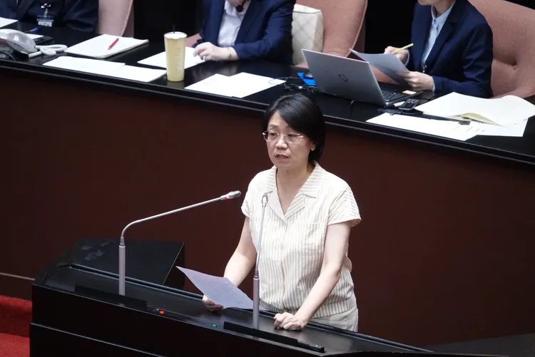 立法院會今天三讀通過修正公職人員選舉罷免法第26條，國民黨立委翁曉玲發言。莊宗達攝