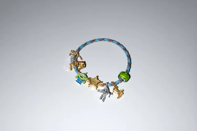 PANDORA推出《玩具總動員》聯名系列新品。品牌提供