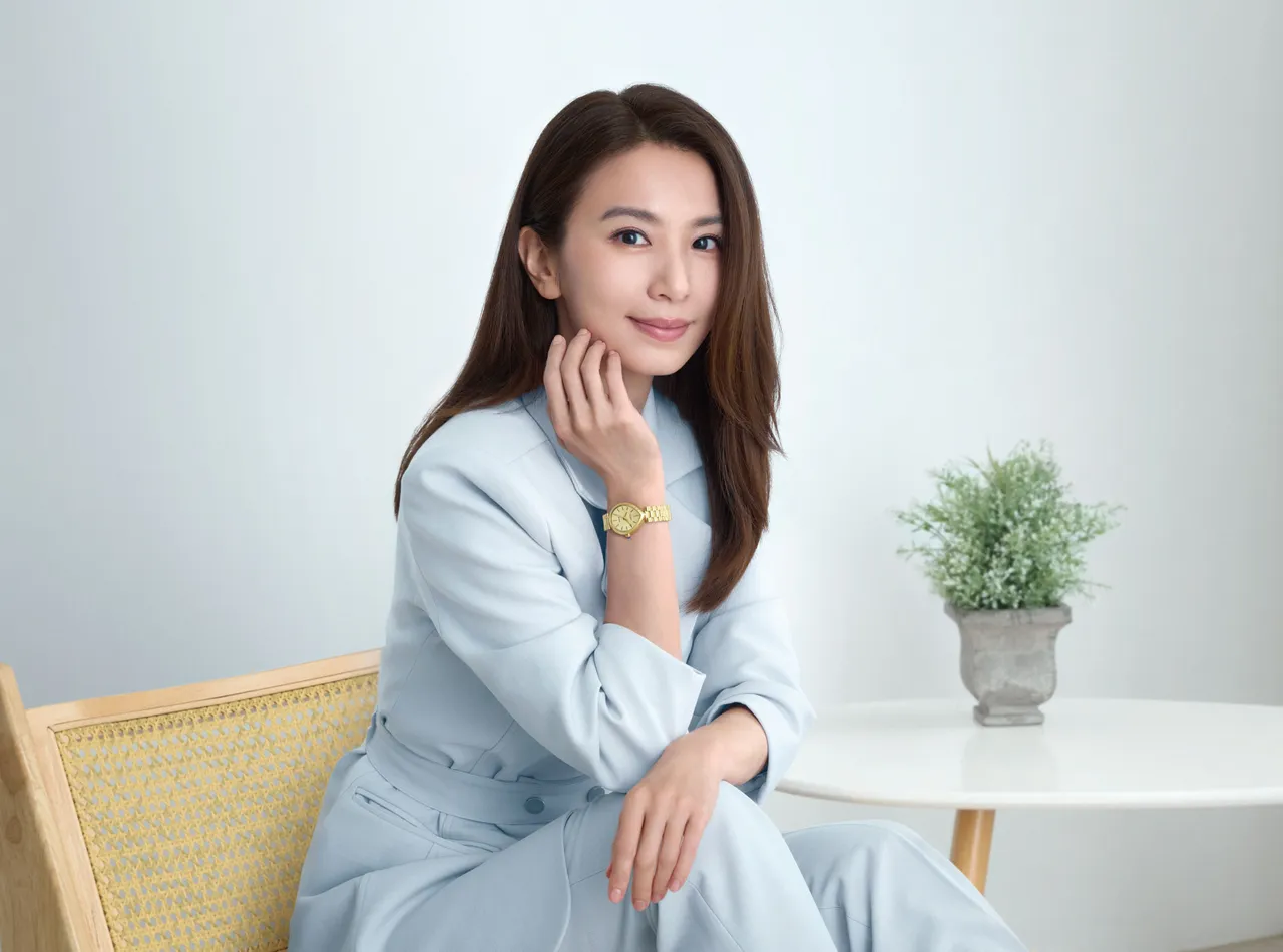 田馥甄佩戴CITIZEN L全新雨滴造型殼款「RAINELL」雨漾腕錶。品牌提供
