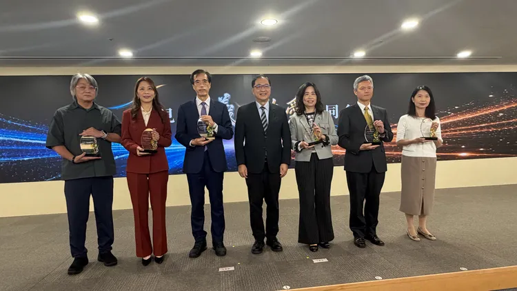 法務部長鄭銘謙(中)與獲獎的分署署長包括(由左至右)新北分署黃立維、  
高雄分署楊碧瑛、台北[分署周懷廉、 
新竹分署陳幸敏、彰化分署郭景銘、 
士林分署吳廣莉等分署長合影。張欽攝