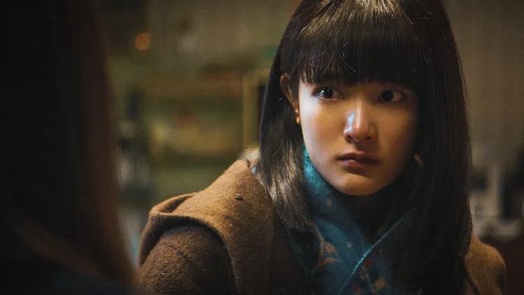 王淨一人挑戰多重角色與不同人格狀態，飾演「趙小莉」和其女兒「陳默」。Netflix提供