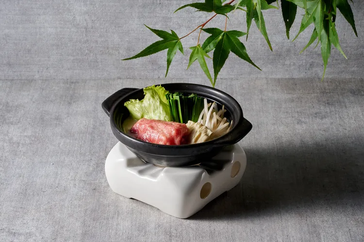 強肴選用日本A5和牛，細緻油花於濃郁豆乳湯底中釋放香氣，入口柔嫩化口，搭配銀芽、韭菜與豆皮，交織溫潤醇厚的豐盈滋味。台北美福大飯店提供