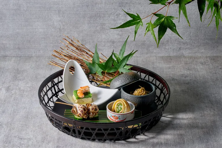 前菜匯集夏季海味料理，「星鰻黃瓜醋味噌」展現鮮美與爽脆口感。「醬煮鳳螺」帶出鳳螺鮮甜滋味。「鮮蝦竹筍豆腐」結合竹筍、豆腐與鮮蝦堆疊細膩鮮味。「吻仔魚拌龍鬚」則以吻仔魚、龍鬚菜與柴魚醬汁凍，呈現清新輕盈風味。台北美福大飯店提供
