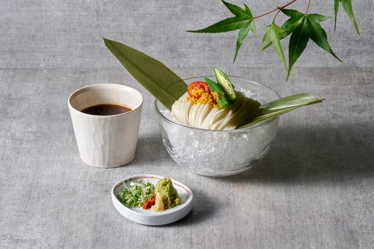 食事以「夏季涼風冷麵」清爽收尾，選用滑順Q彈的稻庭烏龍麵，搭配番茄與秋葵，在清爽麵汁中呈現沁涼舒心的夏日風味。台北美福大飯店提供