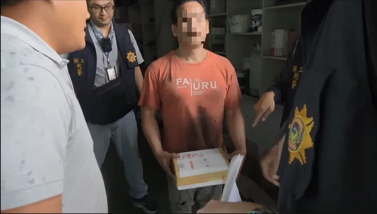 警方逮捕前來領取毒郵包的德姓泰國籍移工。民眾提供
