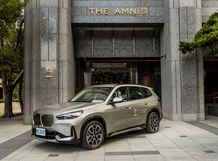 為呼應探索旅人的移動需求，THE AMNIS然一酒店同步推出「BMW自駕遊專案」，入住期間即可體驗BMW頂級車款，自由穿梭於高雄港灣、山海與城市風景之間。業者提供