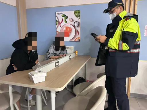 13歲少女與母吵架負氣離家！深夜流落街頭　大園暖警關懷解圍