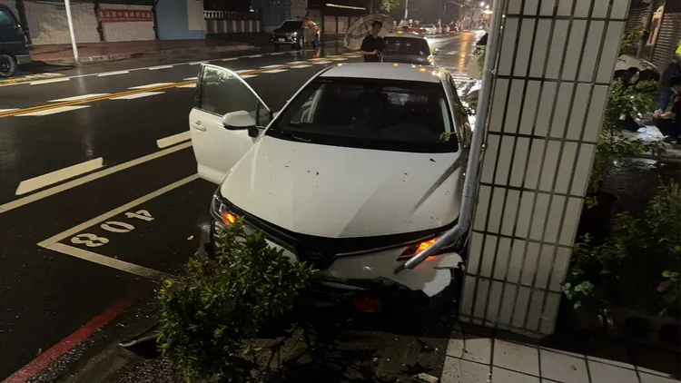 簡男駕車自撞民宅柱。桃園警分局提供