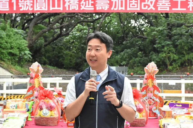 交通部長陳世凱今出席「國道1號北上線台北及圓山交流道改善工程」及「國道1號圓山橋延壽加固改善工程」祈福儀式。高公局提供