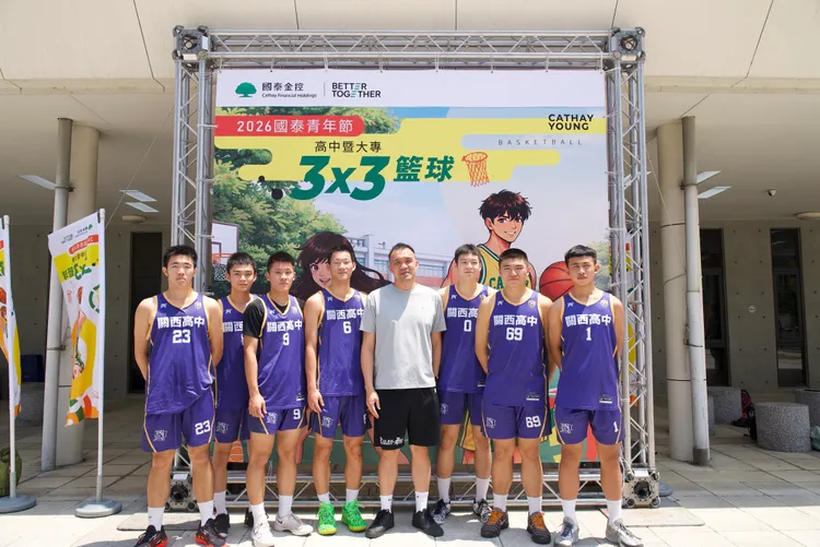 關西高中籃球隊教練謝宗志(右四)帶領子弟兵征戰國泰3x3賽事。（圖/國泰金控提供）