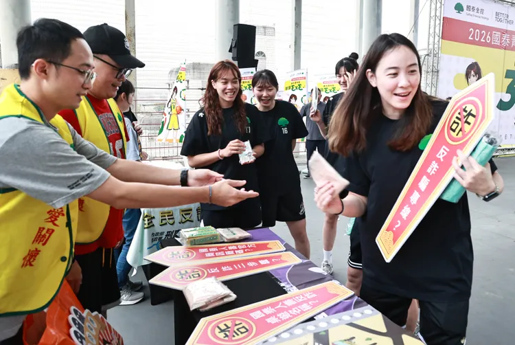 國泰女籃隊長黃鈴娟(右一)參與反詐攤位體驗活動，氣氛熱烈。（圖/國泰金控提供）