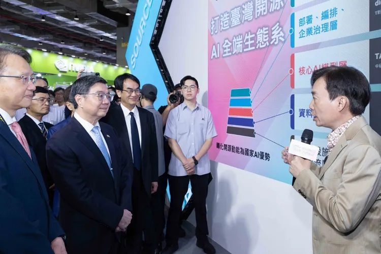 行政院卓榮泰院長、數位發展部林宜敬部長參與InnoVEX貴賓導覽，並由IMA資訊經理人協會蔡祈岩理事長介紹「開源臺灣館」。數發部提供