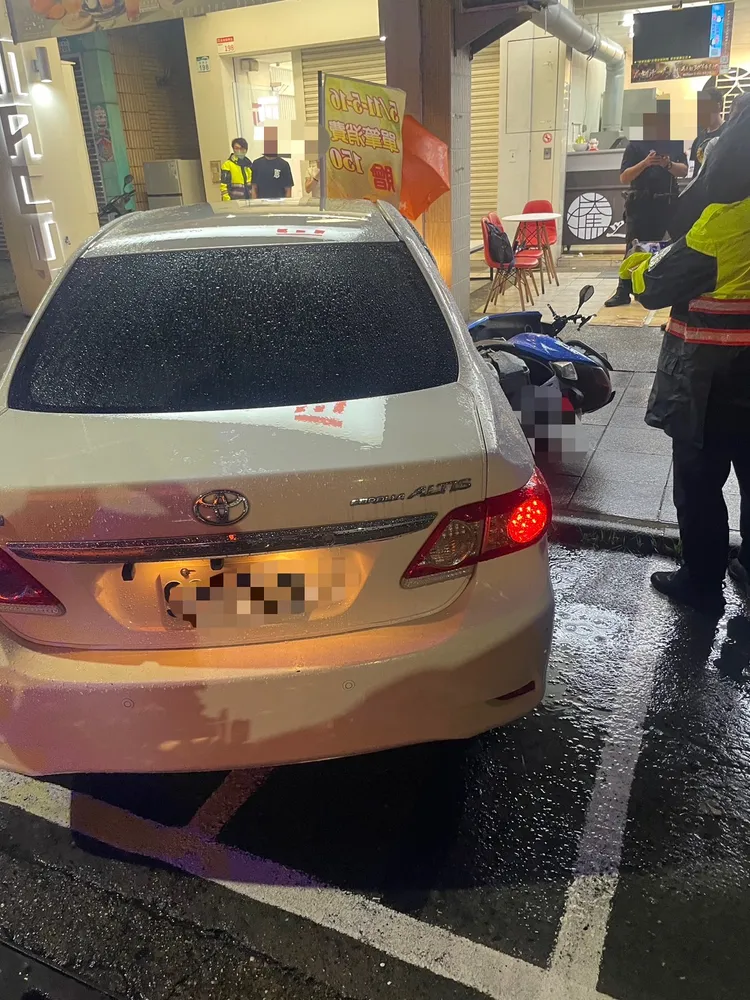 自小客未拉起手煞車，車輛自行滑行碰撞路旁停放機車。翻攝畫面