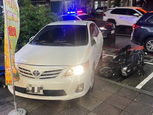雨夜行車糾紛！下車理論竟忘拉手煞車失控撞機車　警斥：情緒控管不好我幫你控管