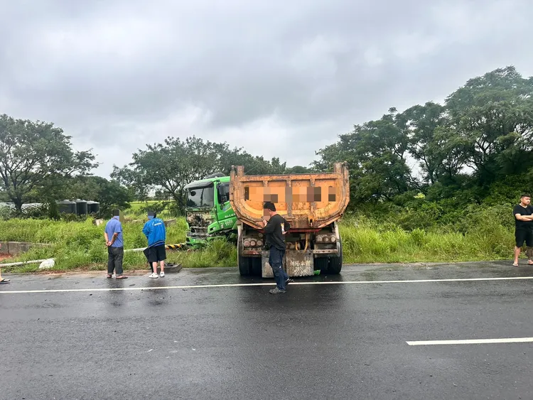聯結車衝到路邊。楊梅警分局提供