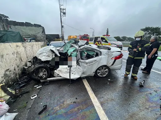 疑天雨路滑！桃園聯結車小客車對撞　1死3命危2輕傷