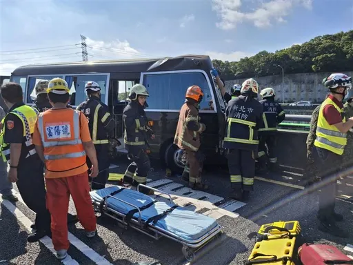 五楊高架桃園段「軍巴追撞遊覽車」　軍車駕駛受困！11人受傷