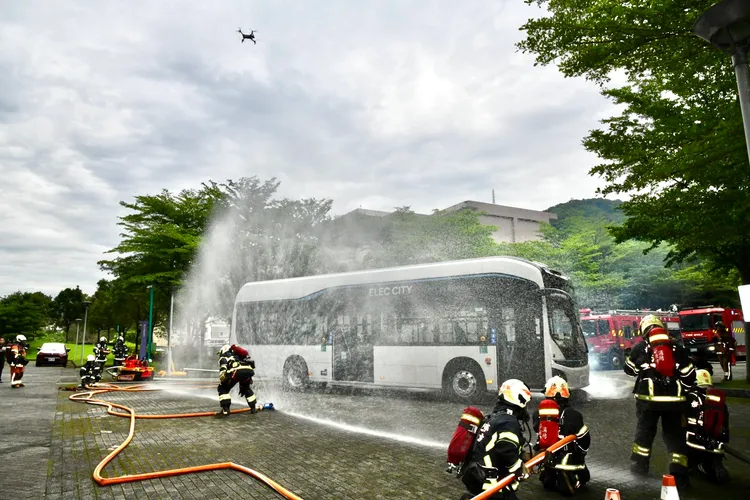 研習會聚焦氫燃料電池巴士火災搶救、事故調查及氫能安全等議題，讓第一線消防人員透過實車觀摩，深入了解新能源運具的車載系統與應變重點。業者提供