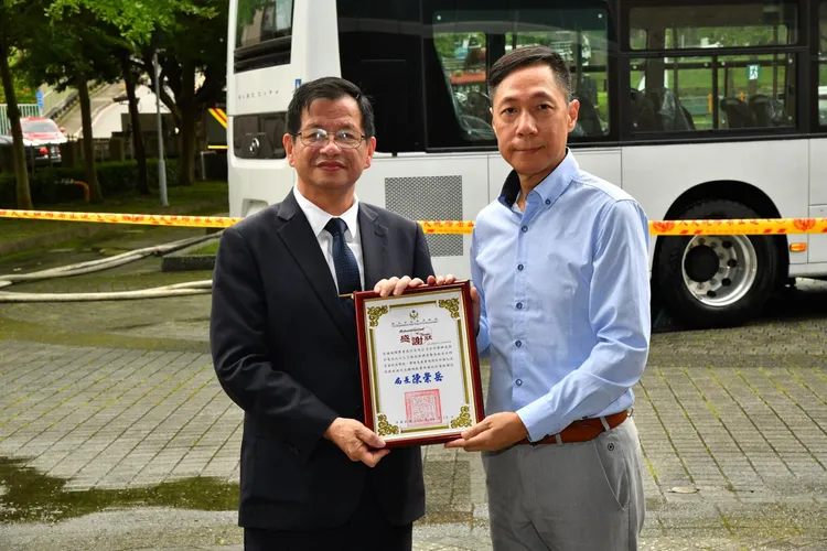 新北市政府消防局長陳崇岳(左一)頒發感謝狀予南陽實業服務本部蔡承斌協理。業者提供