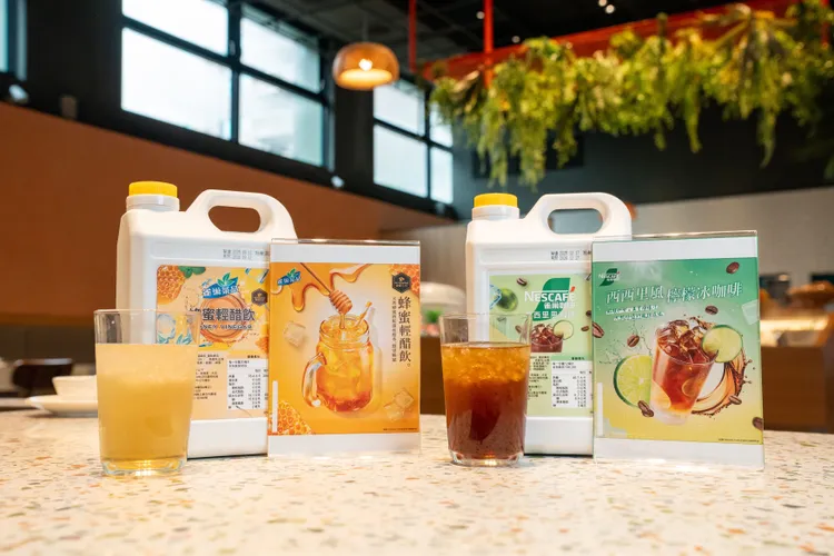 雀巢TC40冷飲機台提供蜂蜜輕醋飲、西西里風味檸檬咖啡等5款人氣飲品，一機滿足餐飲通路多元飲品需求。業者提供