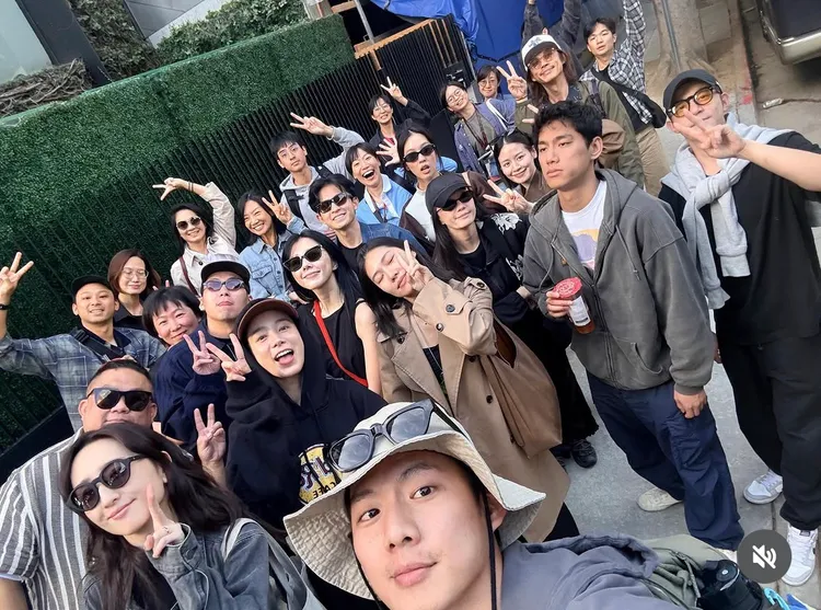 王柏傑（最右）和柯佳嬿（左下）和大群演員一起合影，被形容是世紀同框。翻攝自王柏傑IG