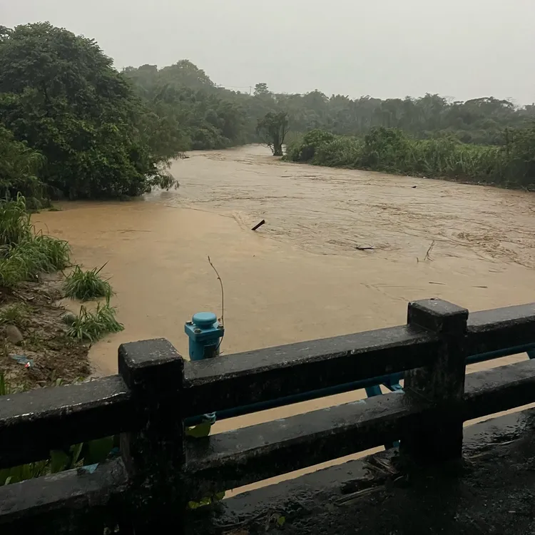 關廟新光里南北寮橋鹽水溪上游水位接近橋面。翻攝王定宇Threads