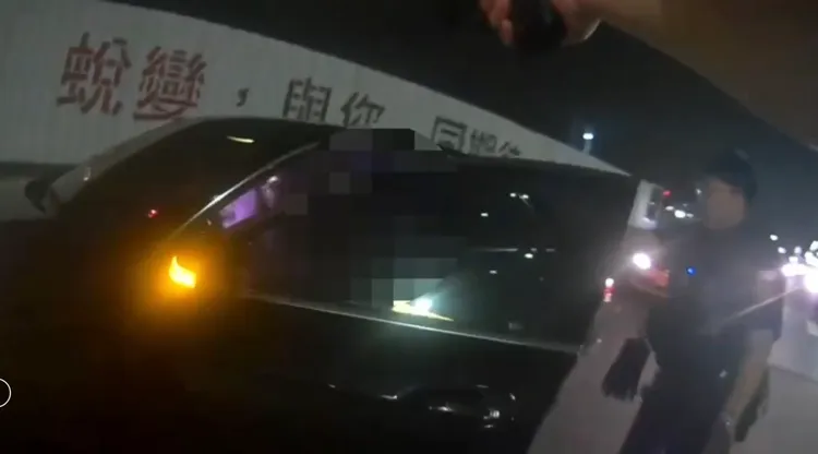 警方路中央攔車破窗，並舉槍大喊「下車！」，嫌犯才乖乖配合。翻攝畫面
