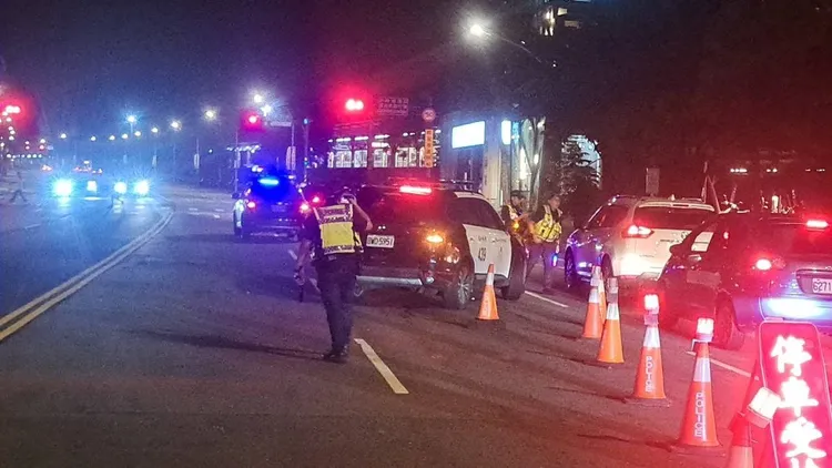 新北市警察局昨（29）日配合警政署執行「全國同步取締毒（酒）駕專案勤務」，動員618名警力、規劃76處路檢點同步執法，查獲毒駕43件、酒駕10件，共取締53件毒酒駕案件。翻攝畫面