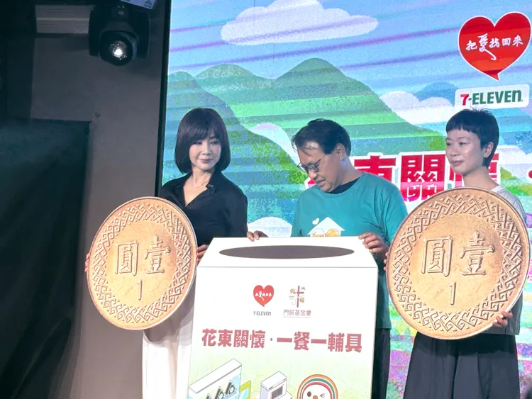 陳美鳳（左）呼籲零錢捐。王思穎攝
