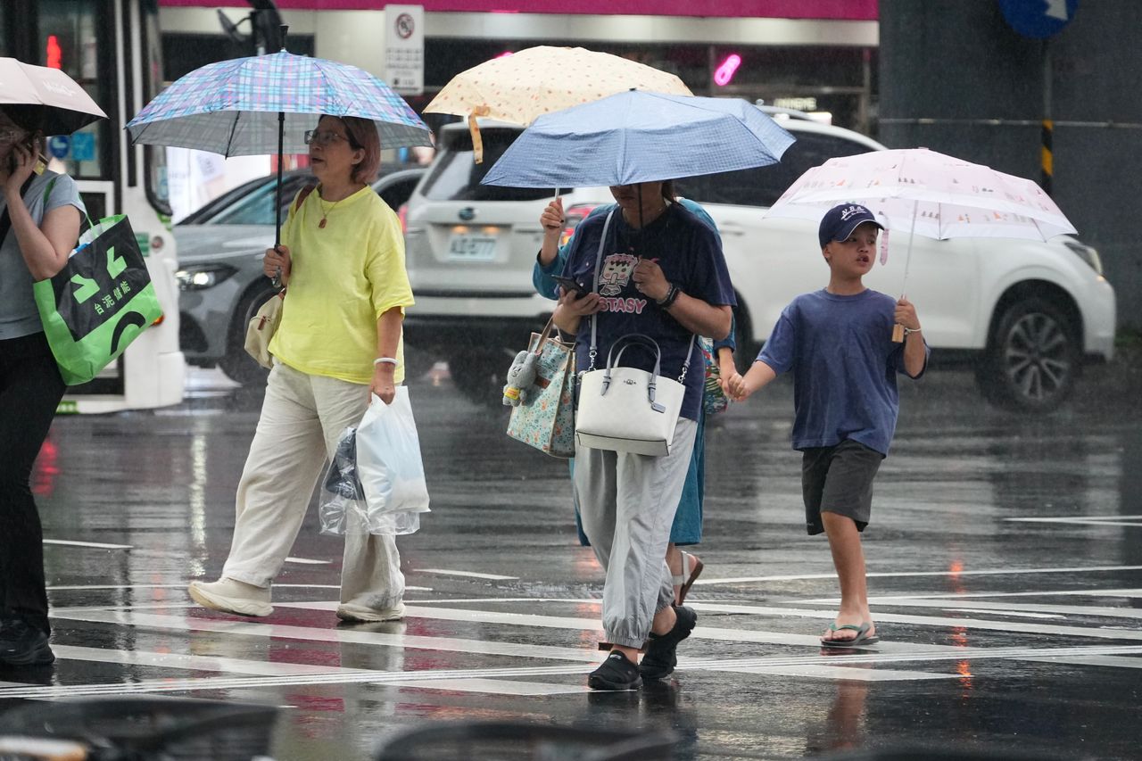今雷雨彈主攻「這區」 恐又有低壓渦旋!週日豪雨襲全台