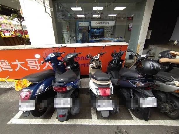 現場3部機車毀損。翻攝畫面