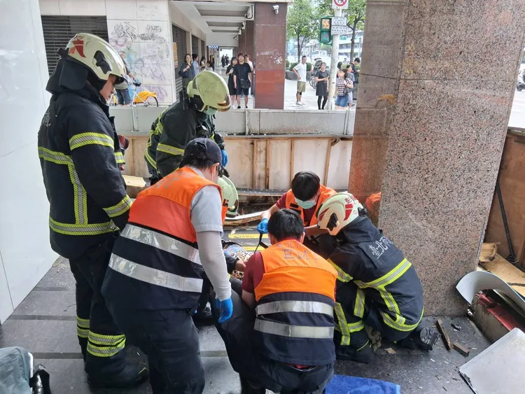 警消到場將傷者送醫。翻攝畫面